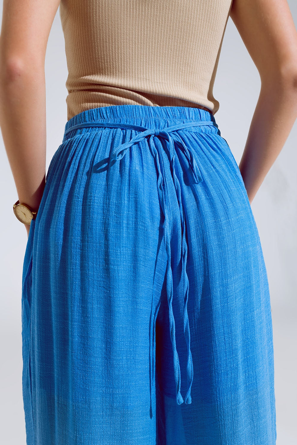 Pantalon de style palazzo bleu avec poches latérales et bande de taille épaisse