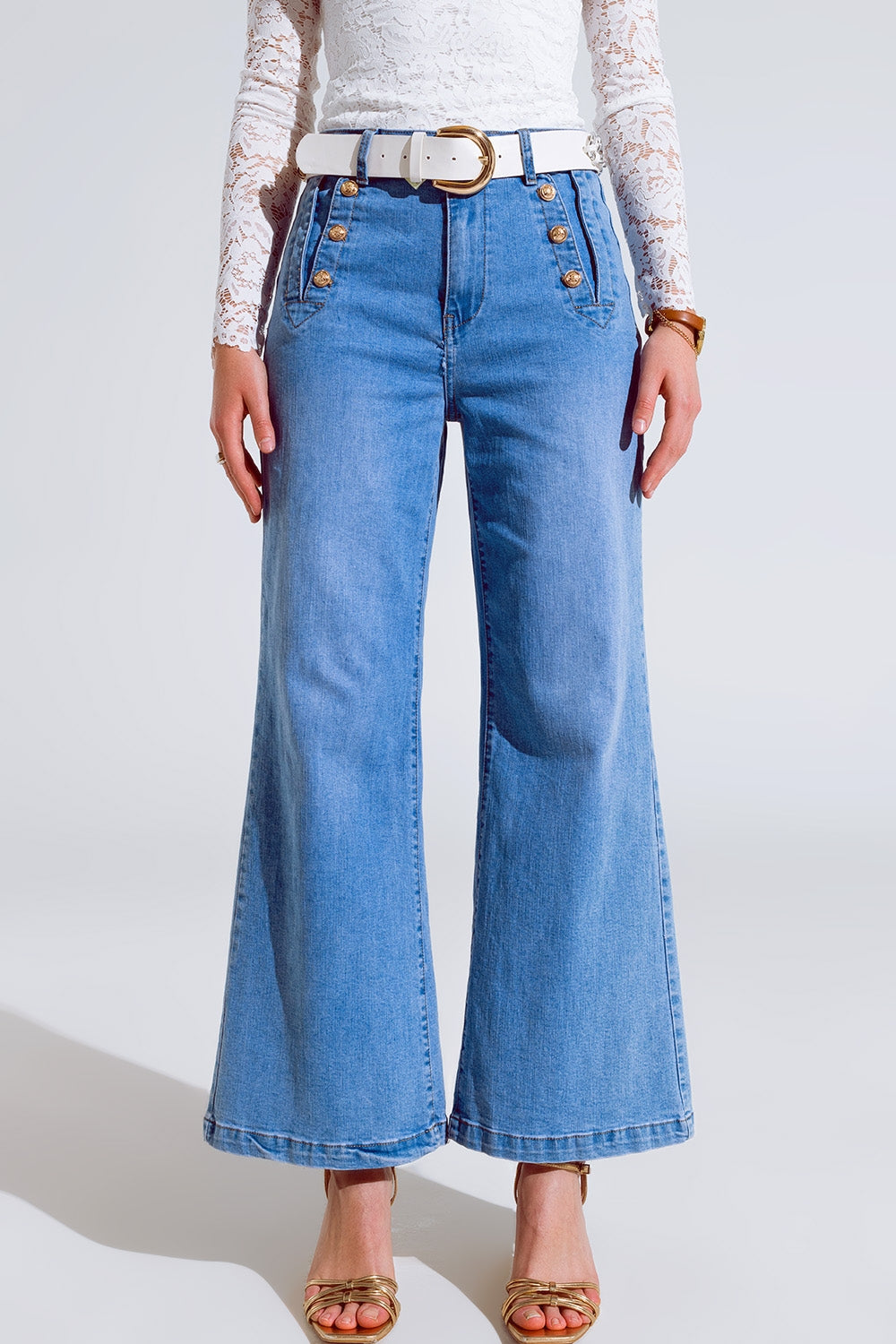 Jean droit évasé en bleu délavé avec détails de boutons