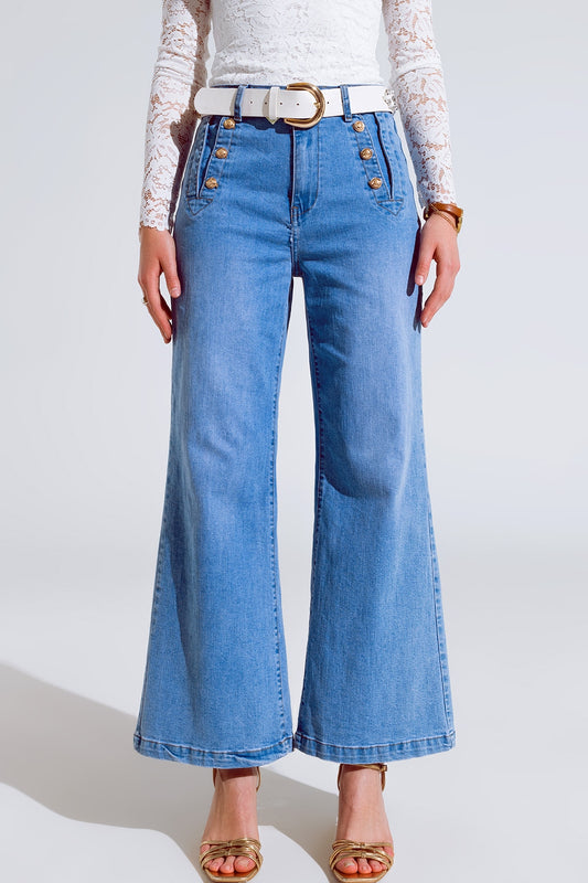 Jean droit évasé en bleu délavé avec détails de boutons