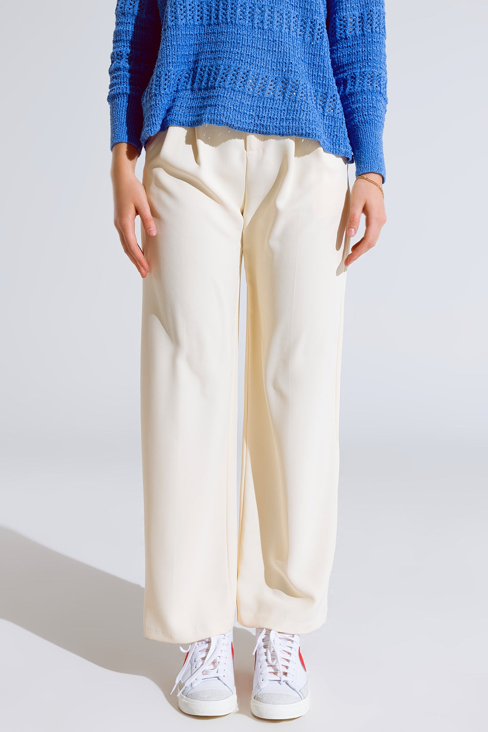 Pantalon droit avec poches latérales et pinces en crème