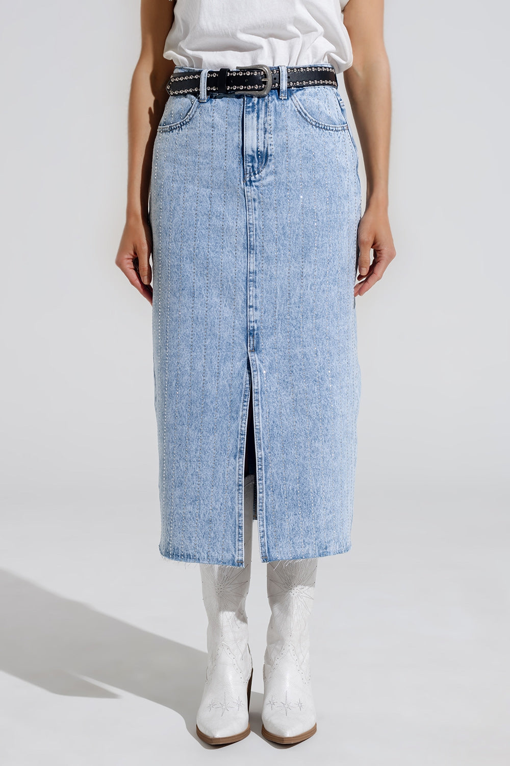Jupe midi en denim léger fendue sur le devant et ornée de diamants