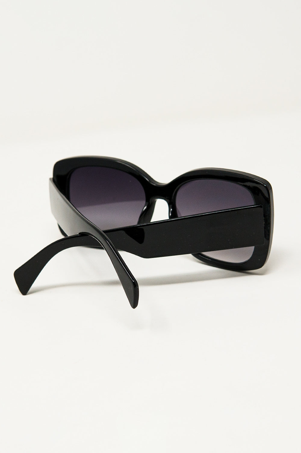 Lunettes de soleil surdimensionnées à monture fine et carrée en noir