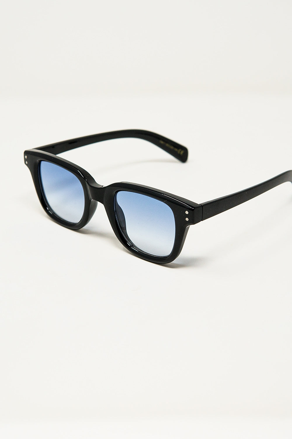 Lunettes de soleil rétro rondes avec verre bleu fumé en noir
