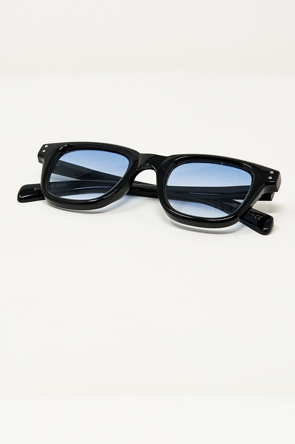 Lunettes de soleil rétro rondes avec verre bleu fumé en noir