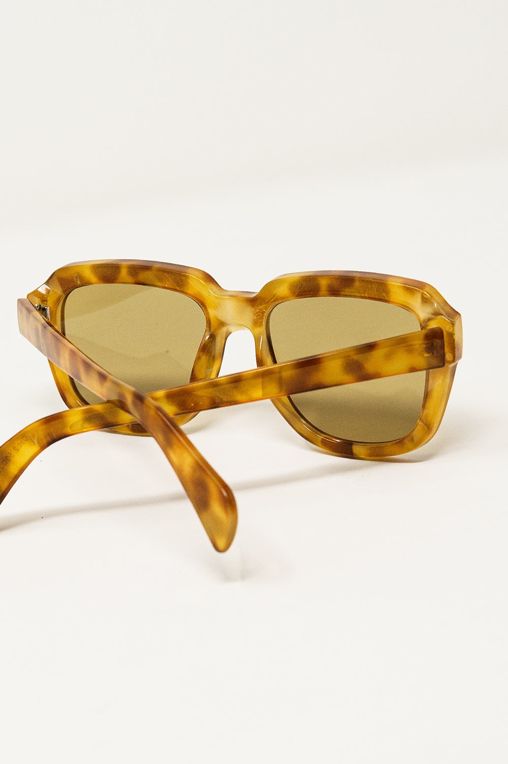 Lunettes de soleil carrées à monture teintée jaune en écaille de tortue claire