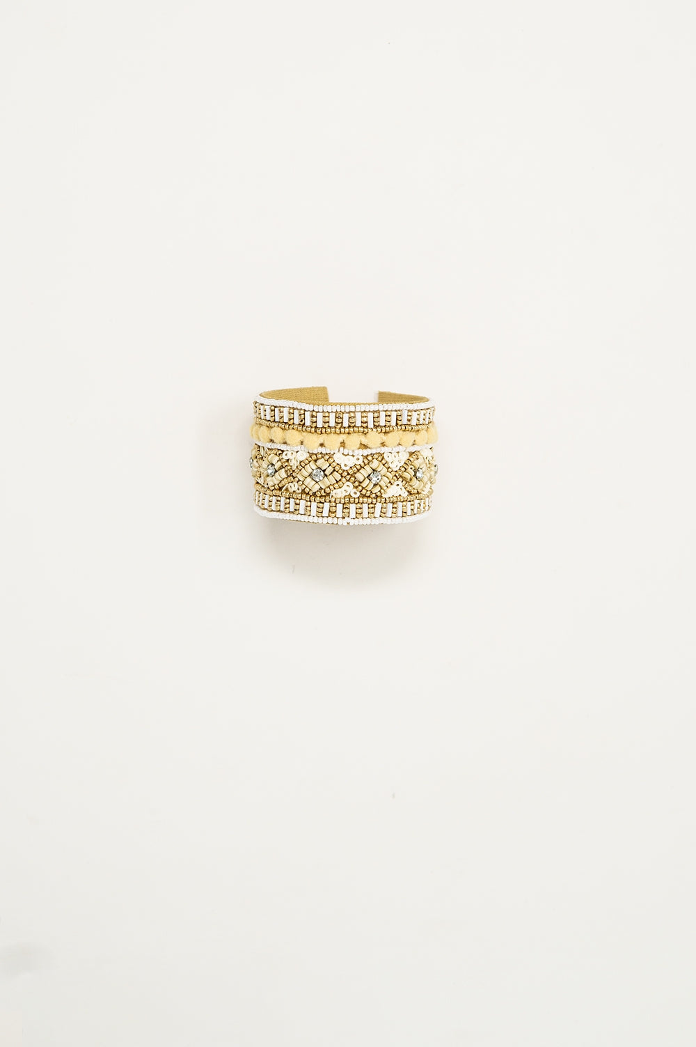 Bracelet ouvert crème avec ornements en blanc et beige