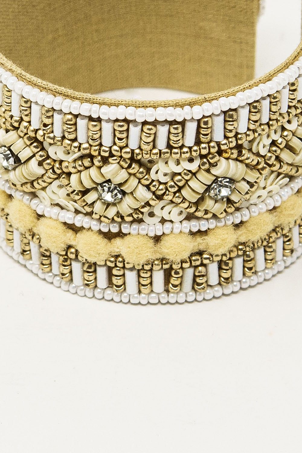 Bracelet ouvert crème avec ornements en blanc et beige