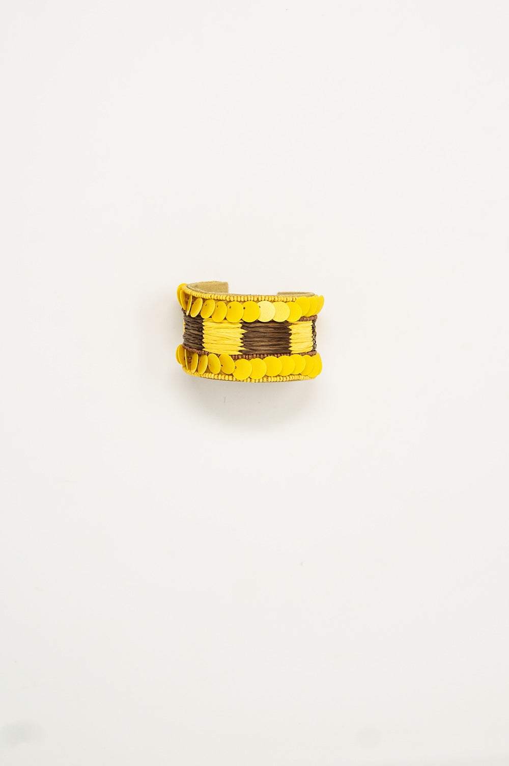 Bracelet ouvert épais jaune et brun avec accents de perles jaunes