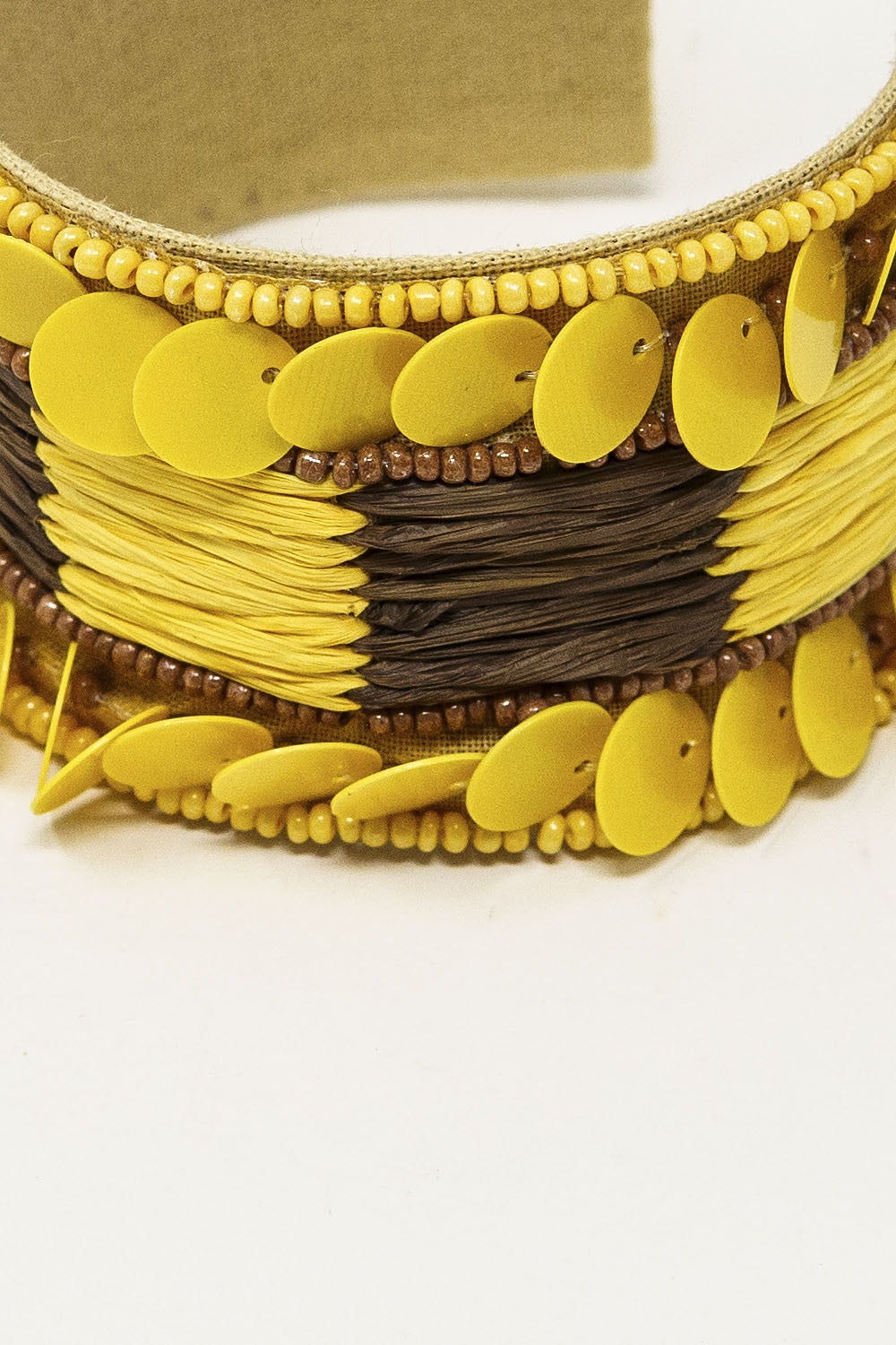 Bracelet ouvert épais jaune et brun avec accents de perles jaunes