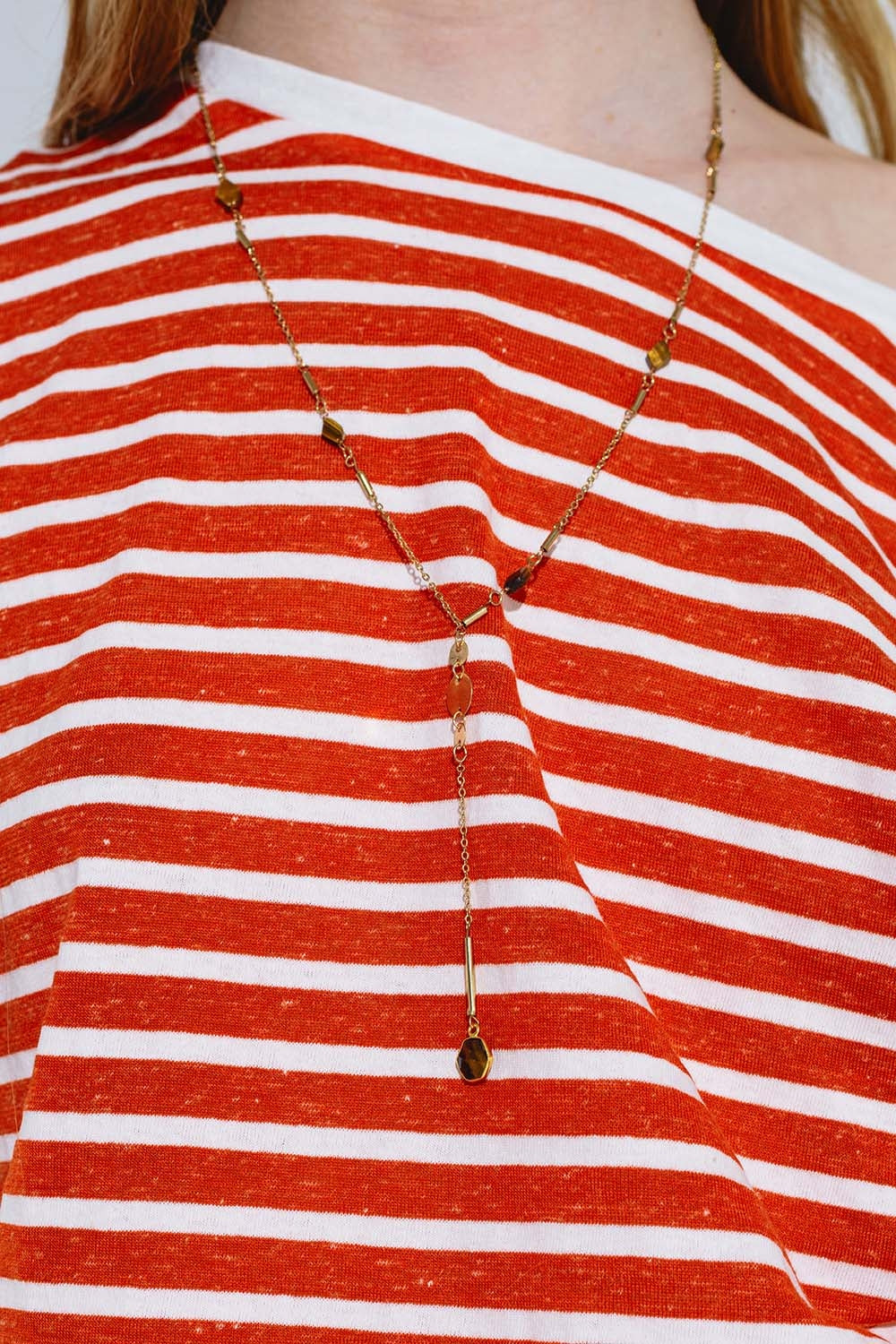 Collier en or avec pendentif et détails en pierre
