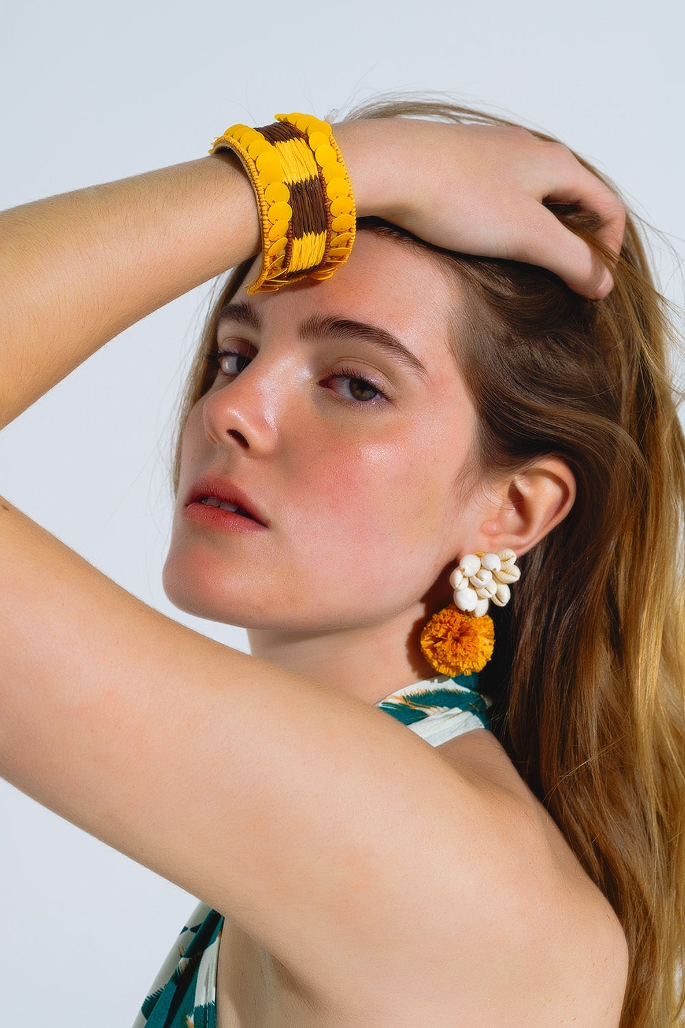 Bracelet ouvert épais jaune et brun avec accents de perles jaunes