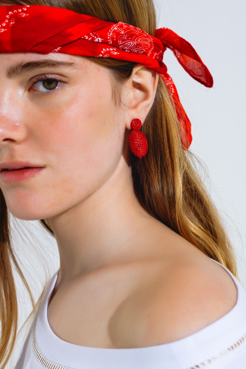 Boucles d'oreilles perlées de forme ovale en rouge