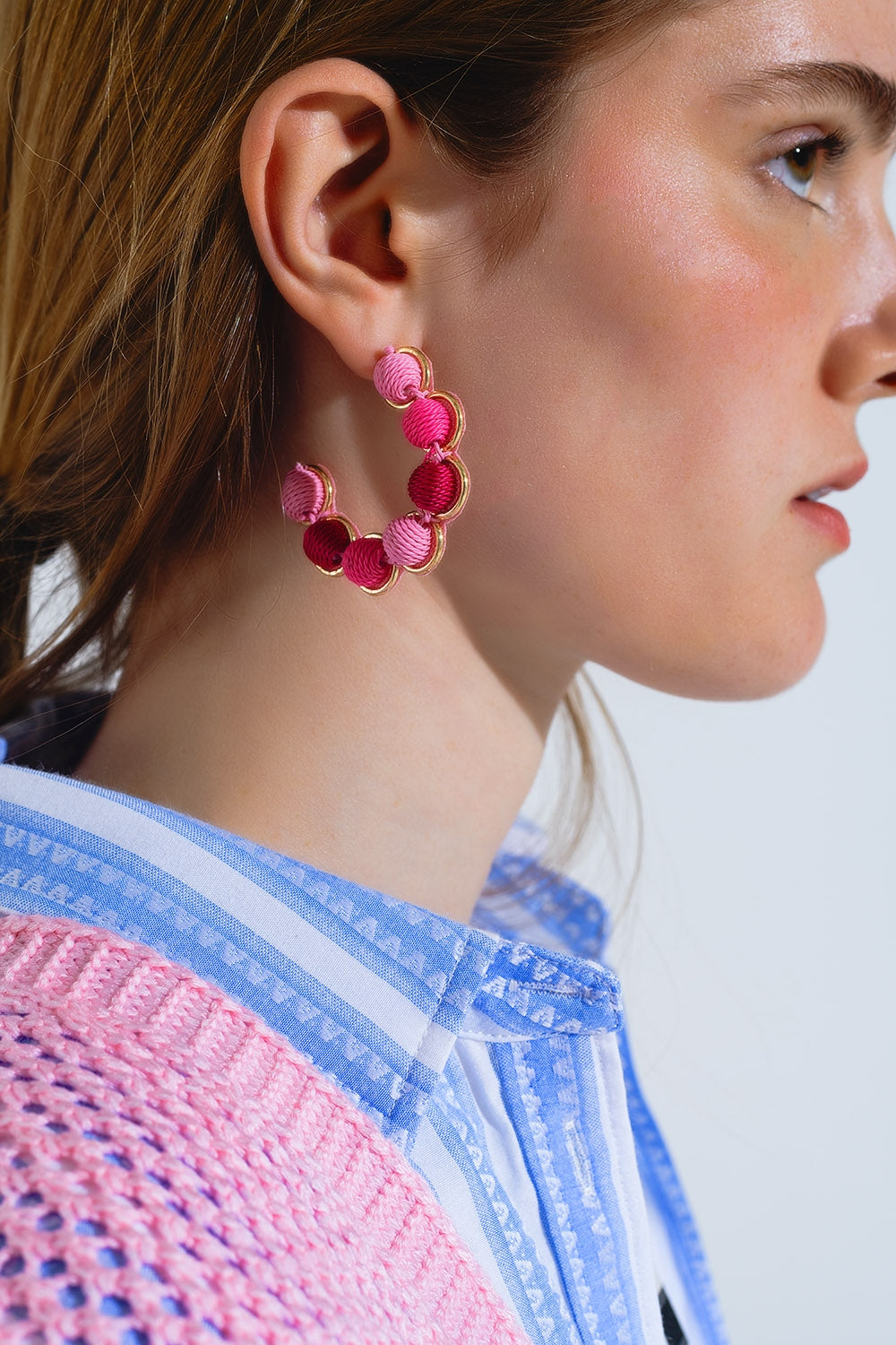 Boucle d'oreille en or avec sphères de laine en rose et fuchsia
