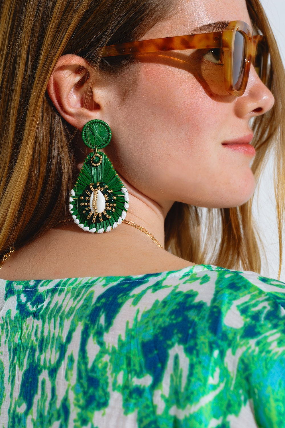 Boucles d'oreilles gouttes d'eau vertes avec ornements