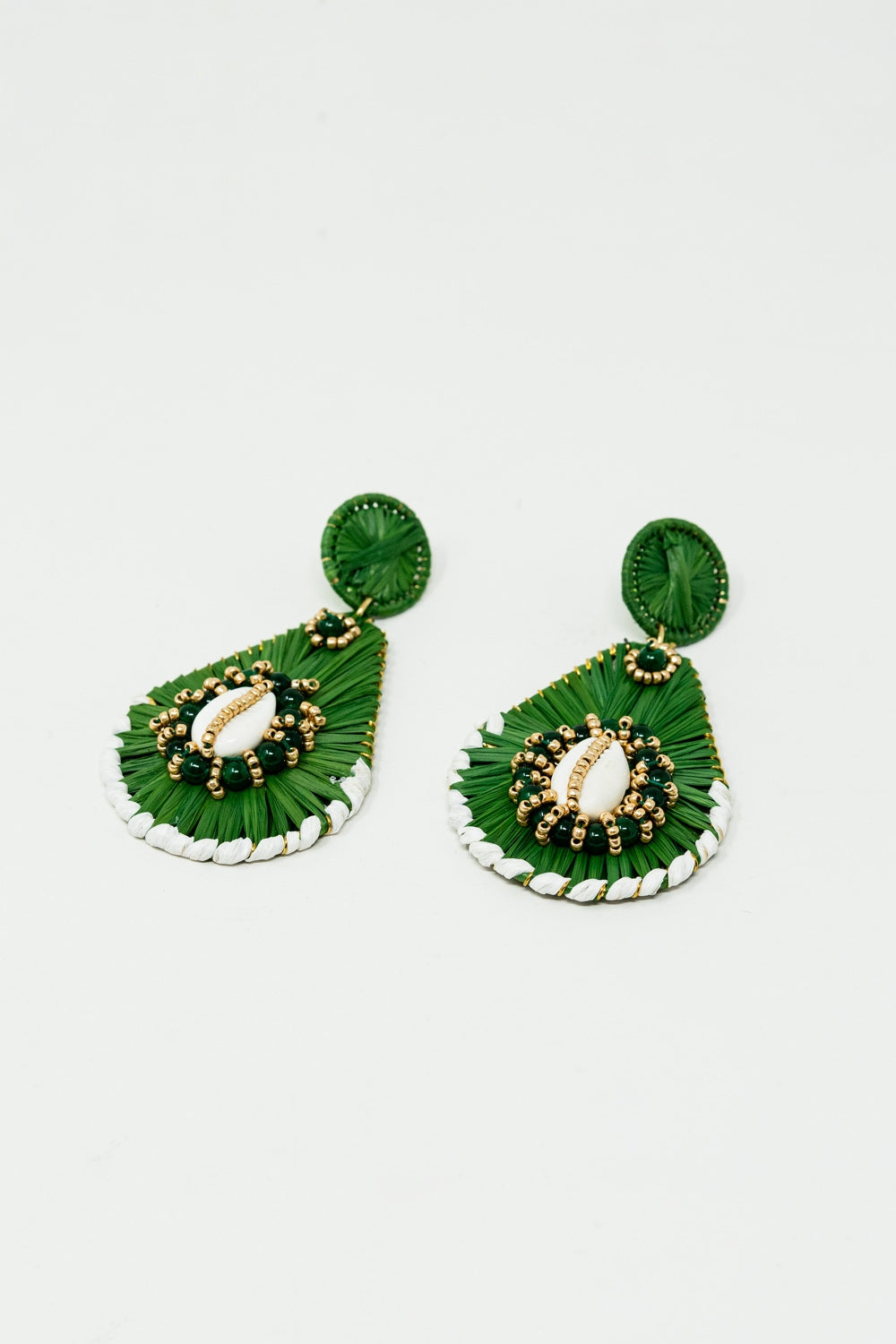 Boucles d'oreilles gouttes d'eau vertes avec ornements