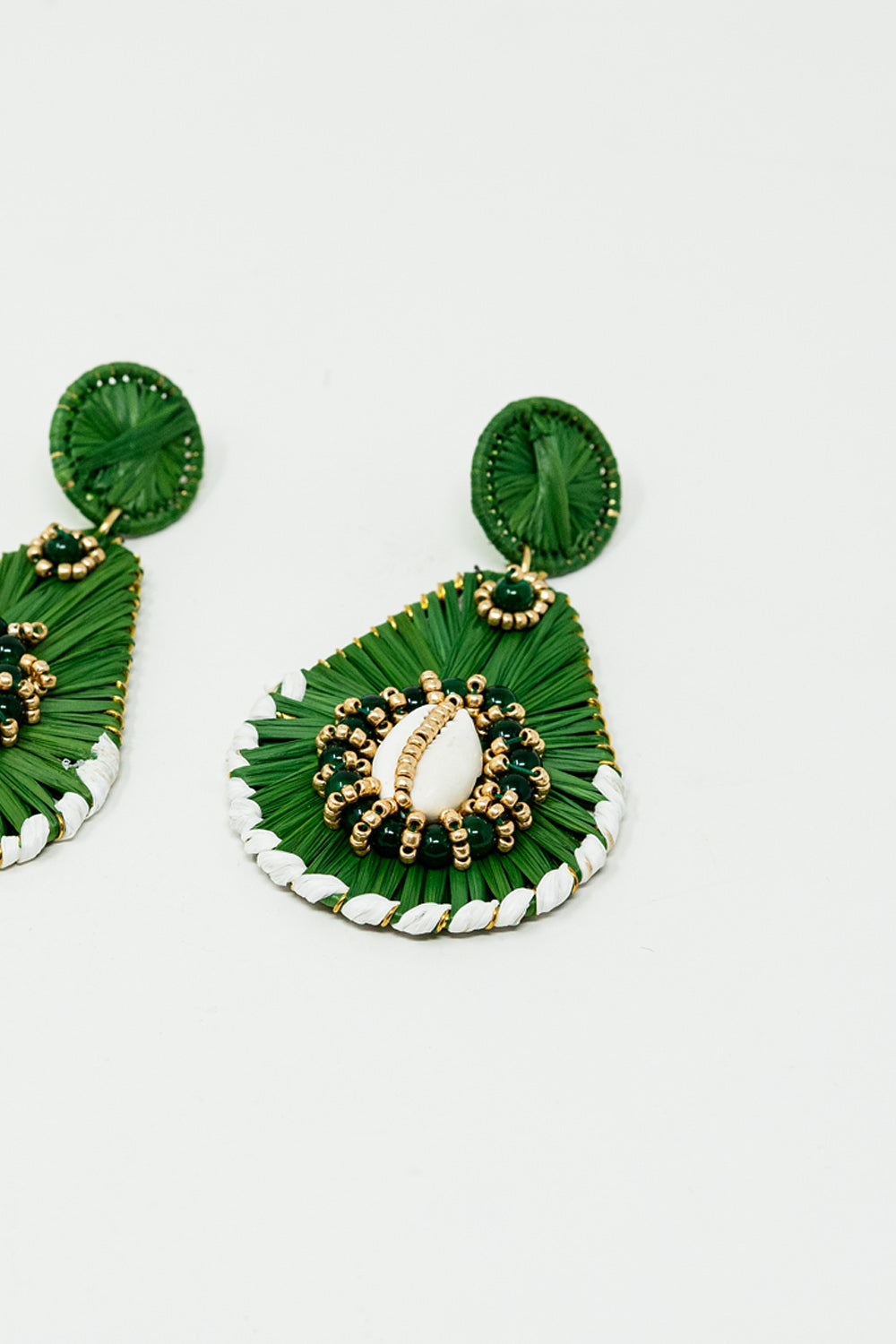 Boucles d'oreilles gouttes d'eau vertes avec ornements