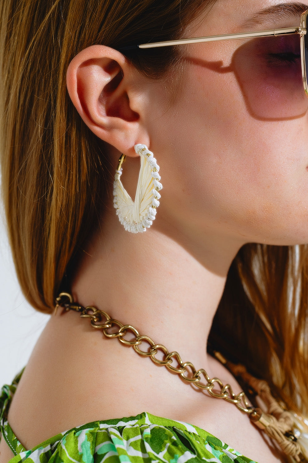 Boucles d'oreilles crème tissées avec motif entrelacé