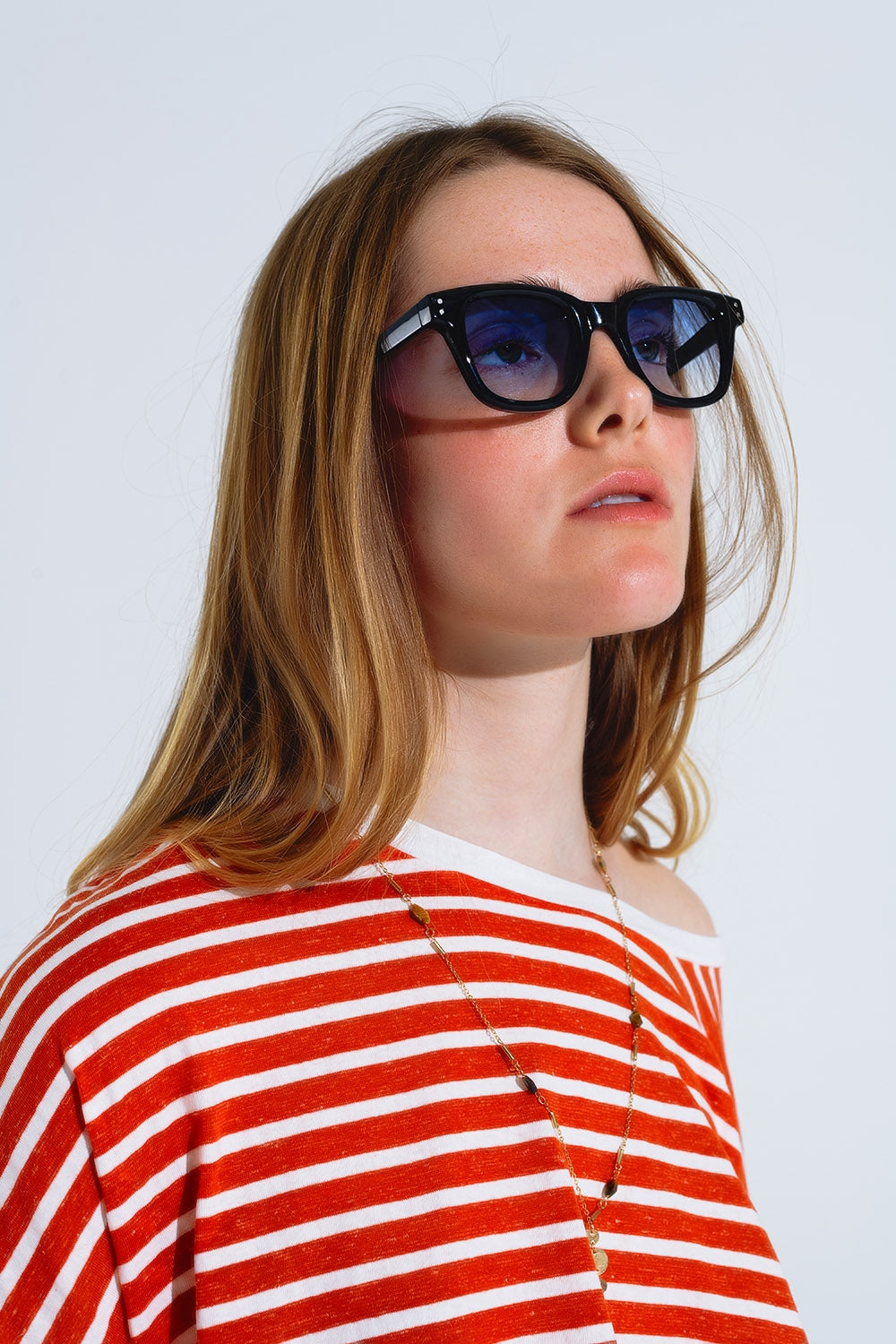 Lunettes de soleil rétro rondes avec verre bleu fumé en noir