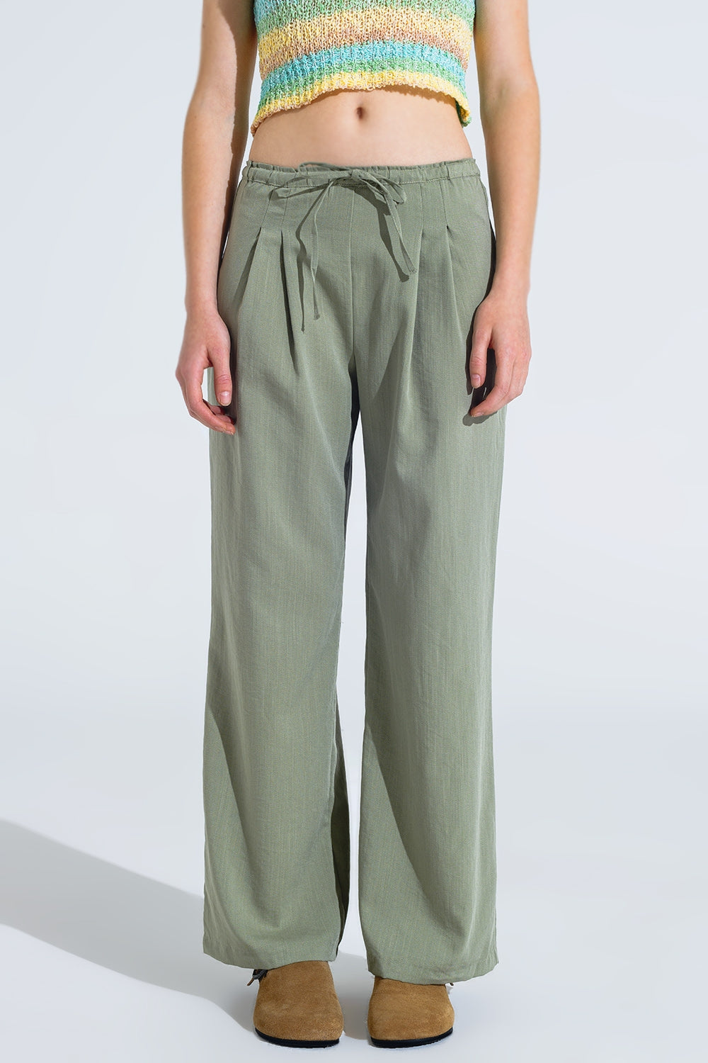 Pantalon décontracté vert clair avec fermeture à cordon de serrage et poches latérales