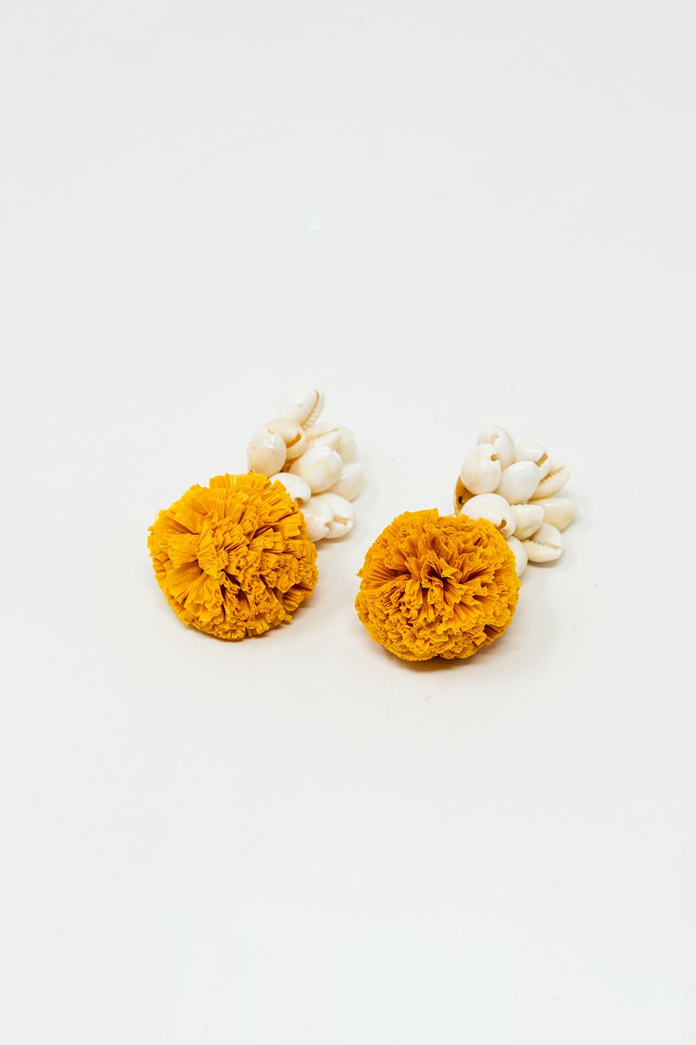 Boucles d'oreilles avec coquillages crème et pompons jaunes