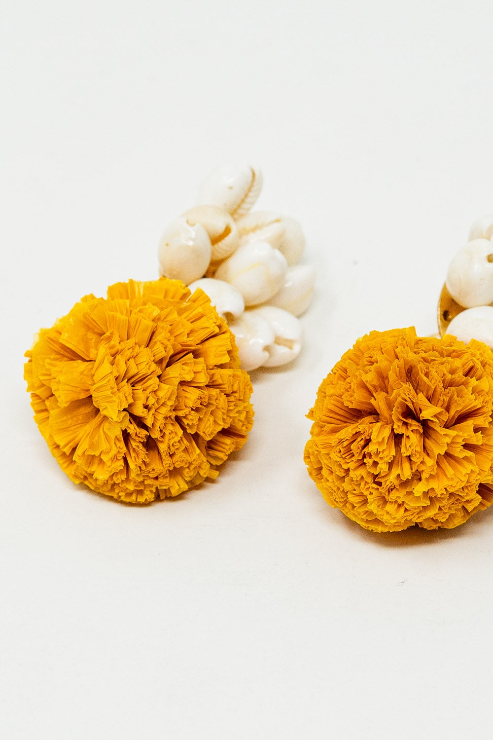Boucles d'oreilles avec coquillages crème et pompons jaunes