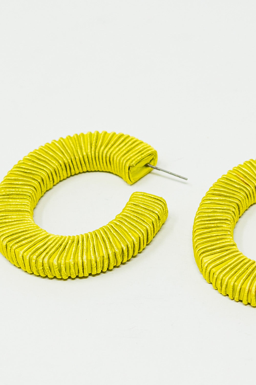 Boucles d'oreilles en forme de cercle avec motif tissé