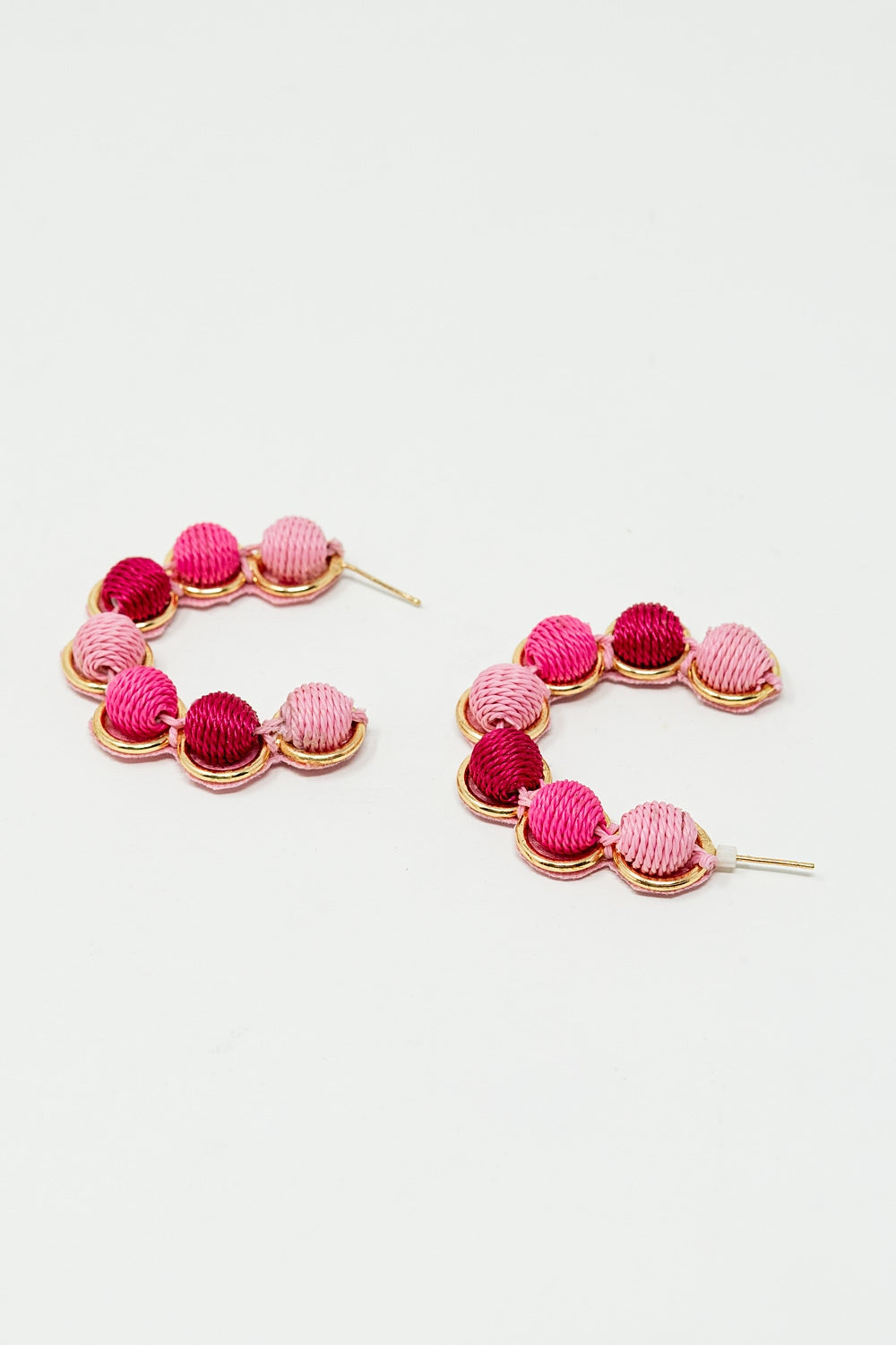 Boucle d'oreille en or avec sphères de laine en rose et fuchsia