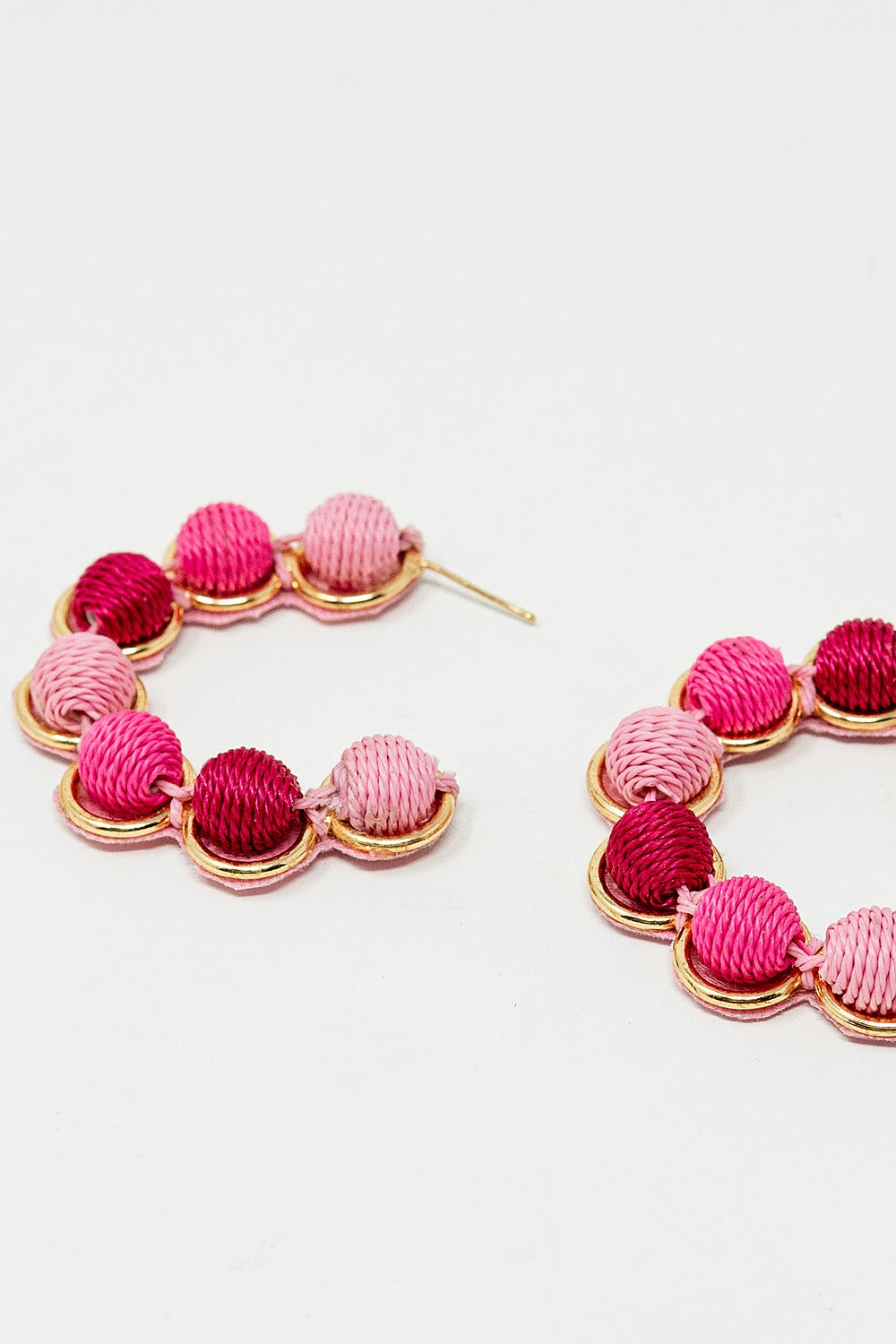 Boucle d'oreille en or avec sphères de laine en rose et fuchsia