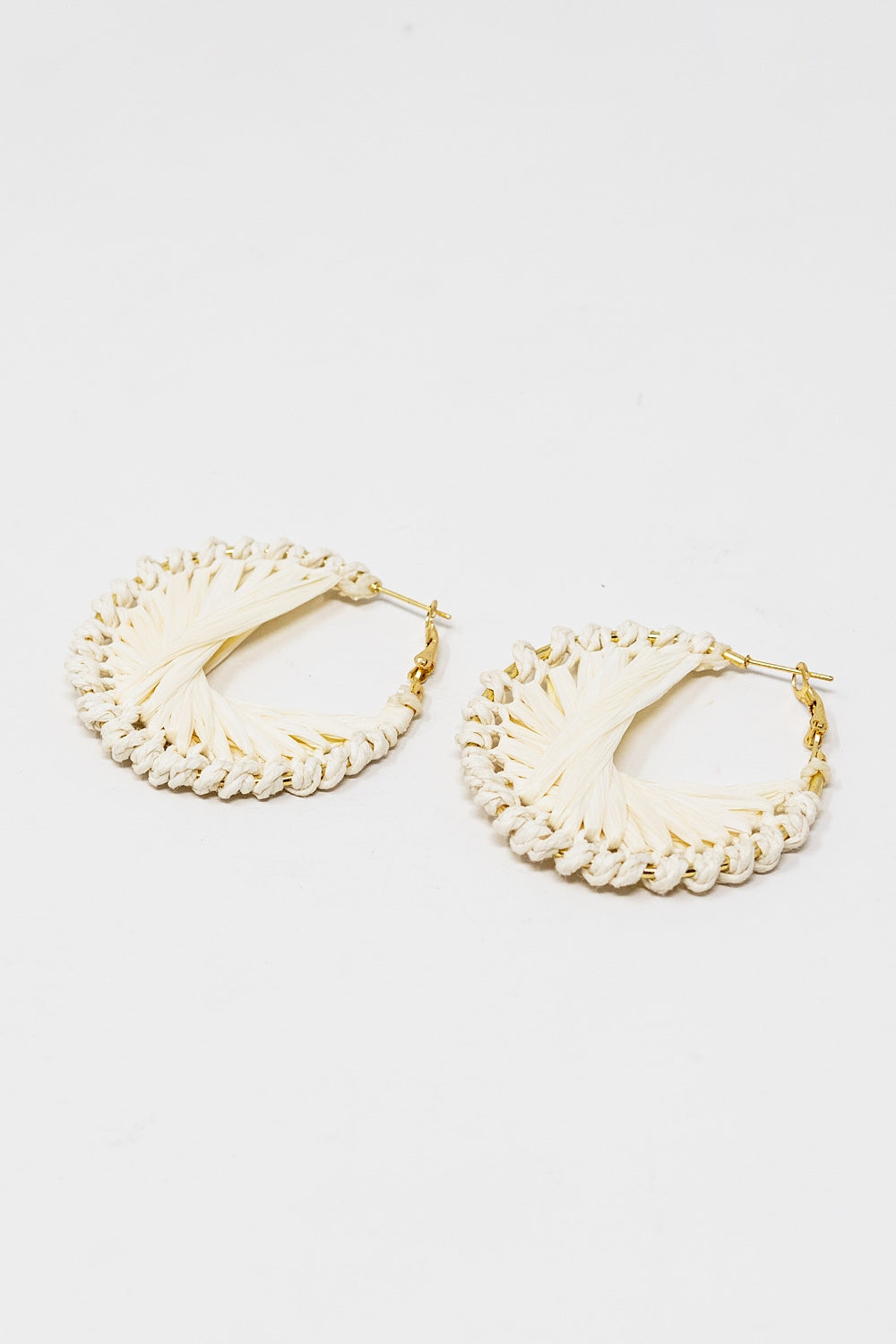 Boucles d'oreilles crème tissées avec motif entrelacé
