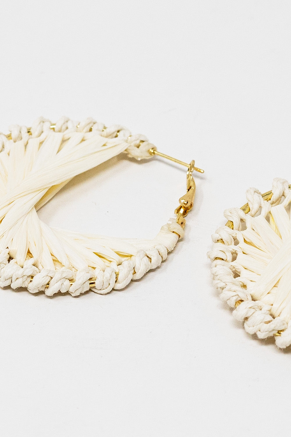 Boucles d'oreilles crème tissées avec motif entrelacé