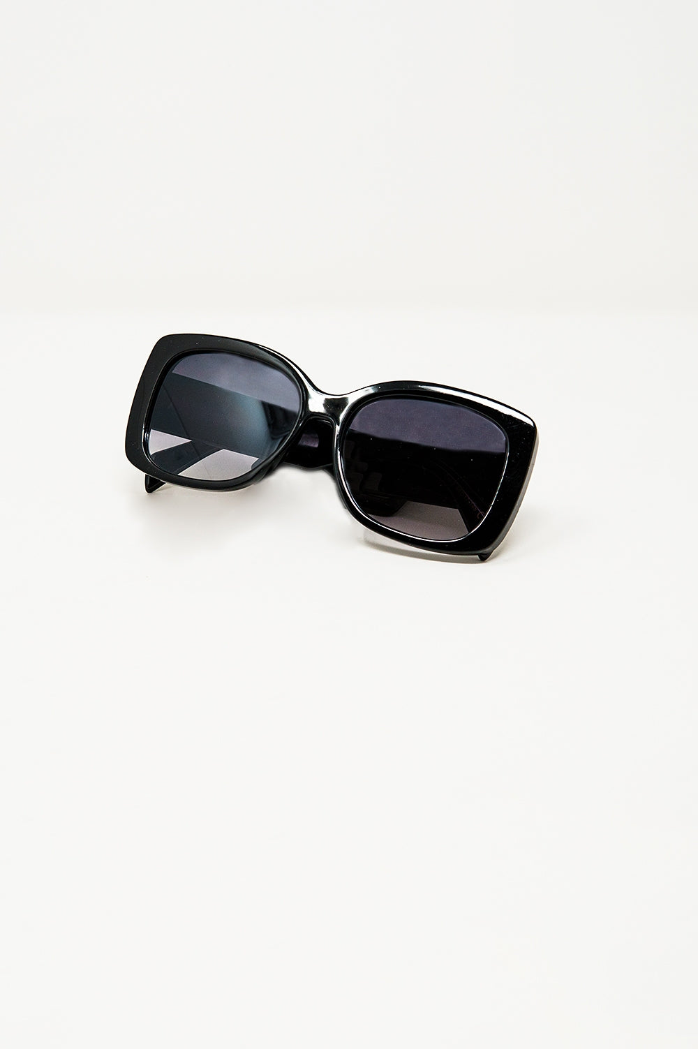 Lunettes de soleil surdimensionnées à monture fine et carrée en noir