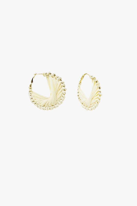 Boucles d'oreilles crème tissées avec motif entrelacé