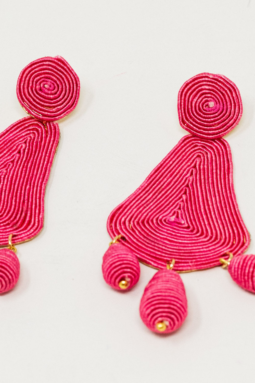 Boucles d'oreilles Rafia en goutte d'eau avec perles ovales en fuchsia