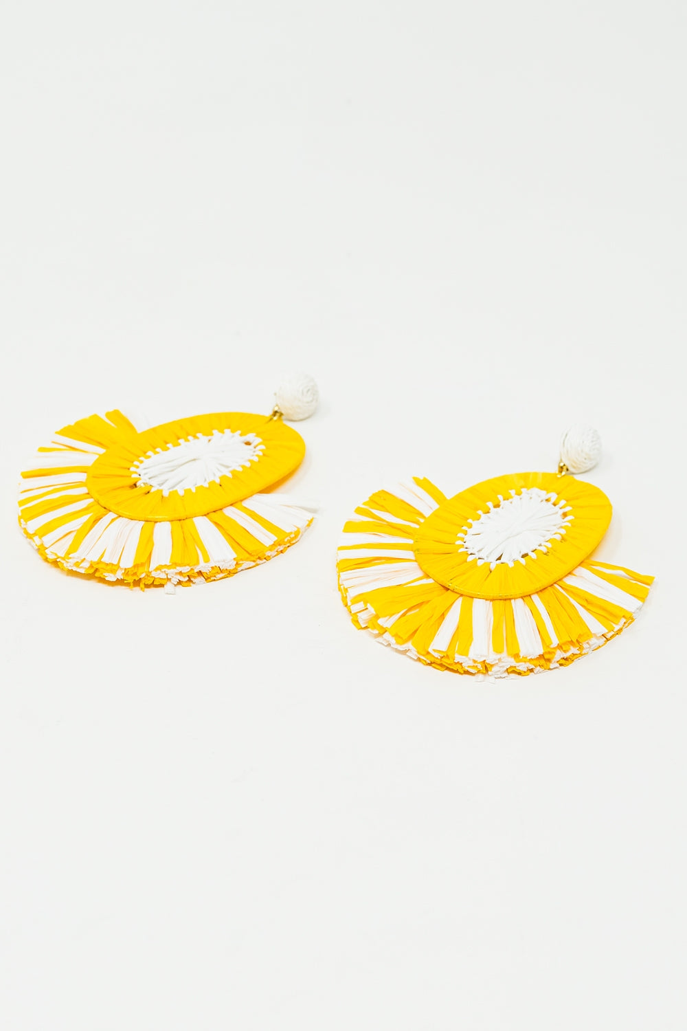 Boucles d'oreilles Maxi en raphia avec pompons jaunes et blancs