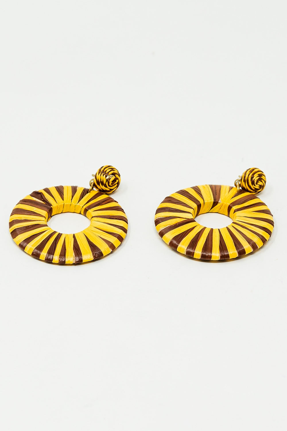 Boucles d'oreilles tissées brunes et jaunes en forme de gouttes