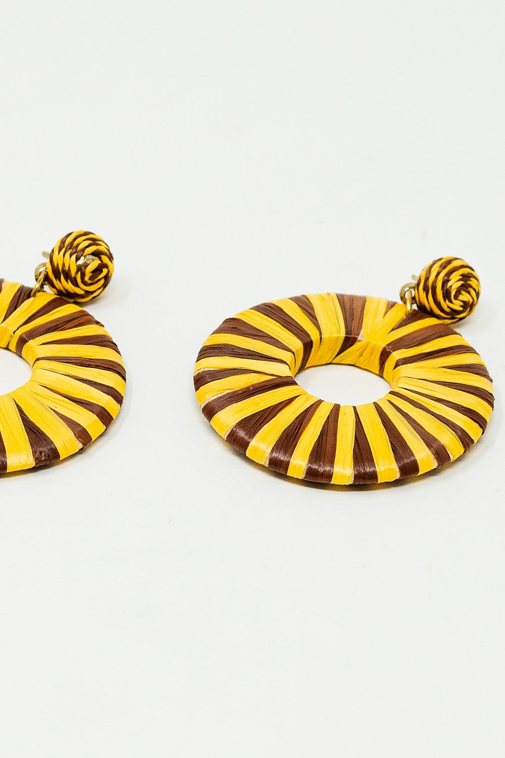 Boucles d'oreilles tissées brunes et jaunes en forme de gouttes