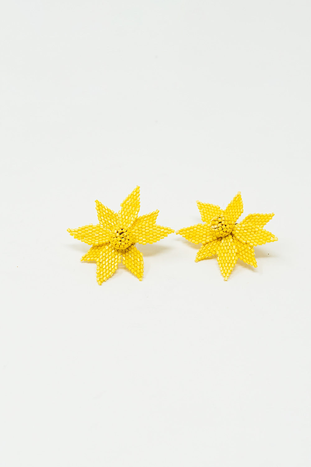Boucles d'oreilles brodées de fleurs 3D en jaune