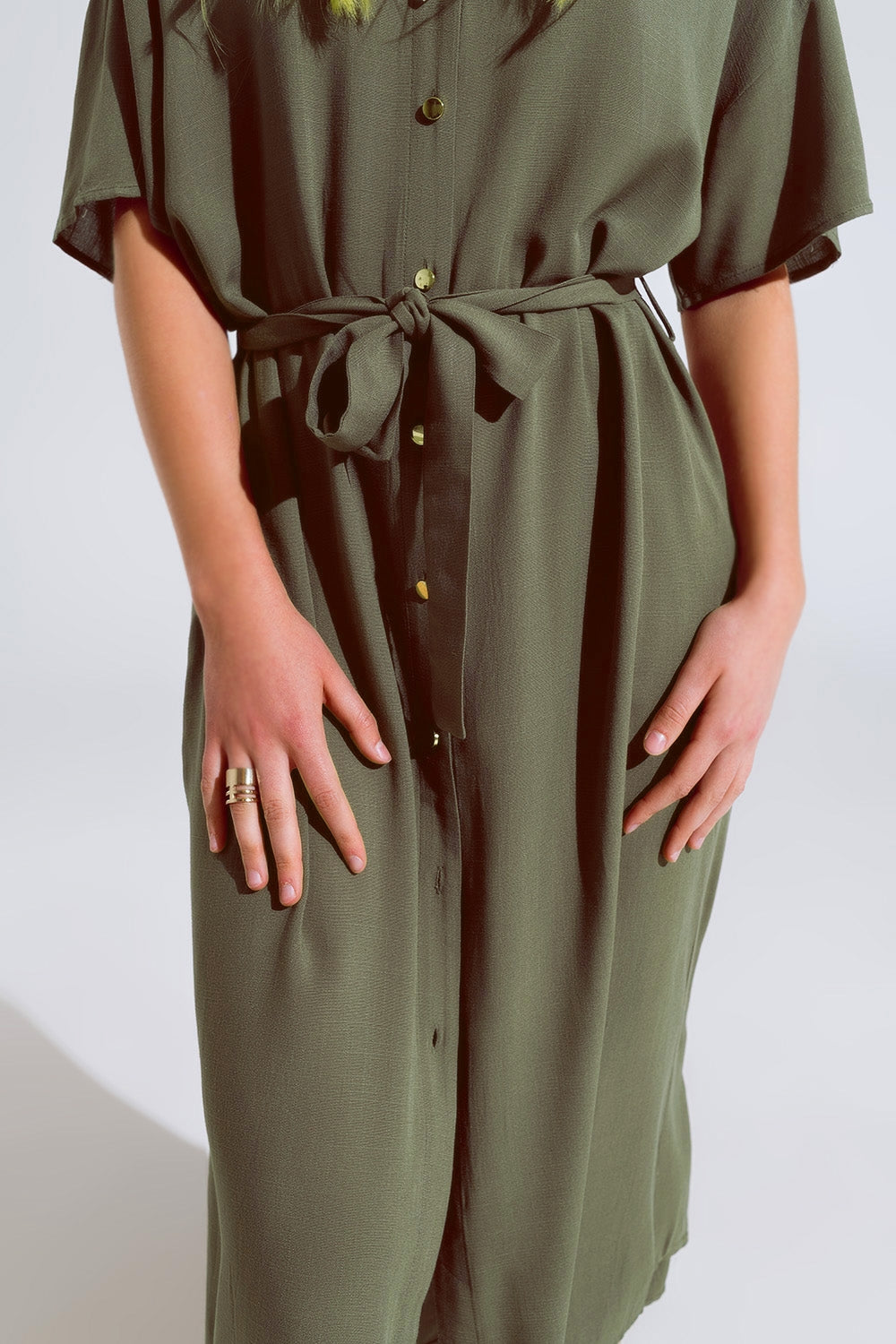 Khaki Midi Button Down Dress with Short Sleeves and Matching Belt (Robe midi boutonnée kaki à manches courtes avec ceinture
