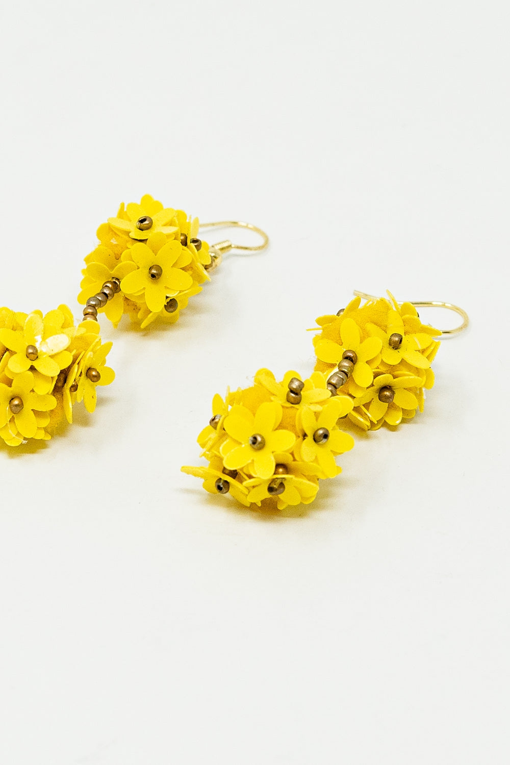 Boucles d'oreilles avec fleurs tombantes et marguerites jaunes