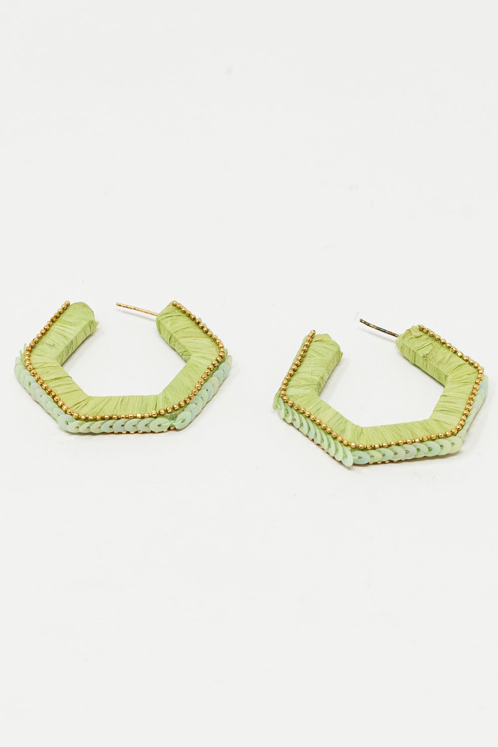 Boucles d'oreilles hexagonales vertes avec perles dorées et paillettes