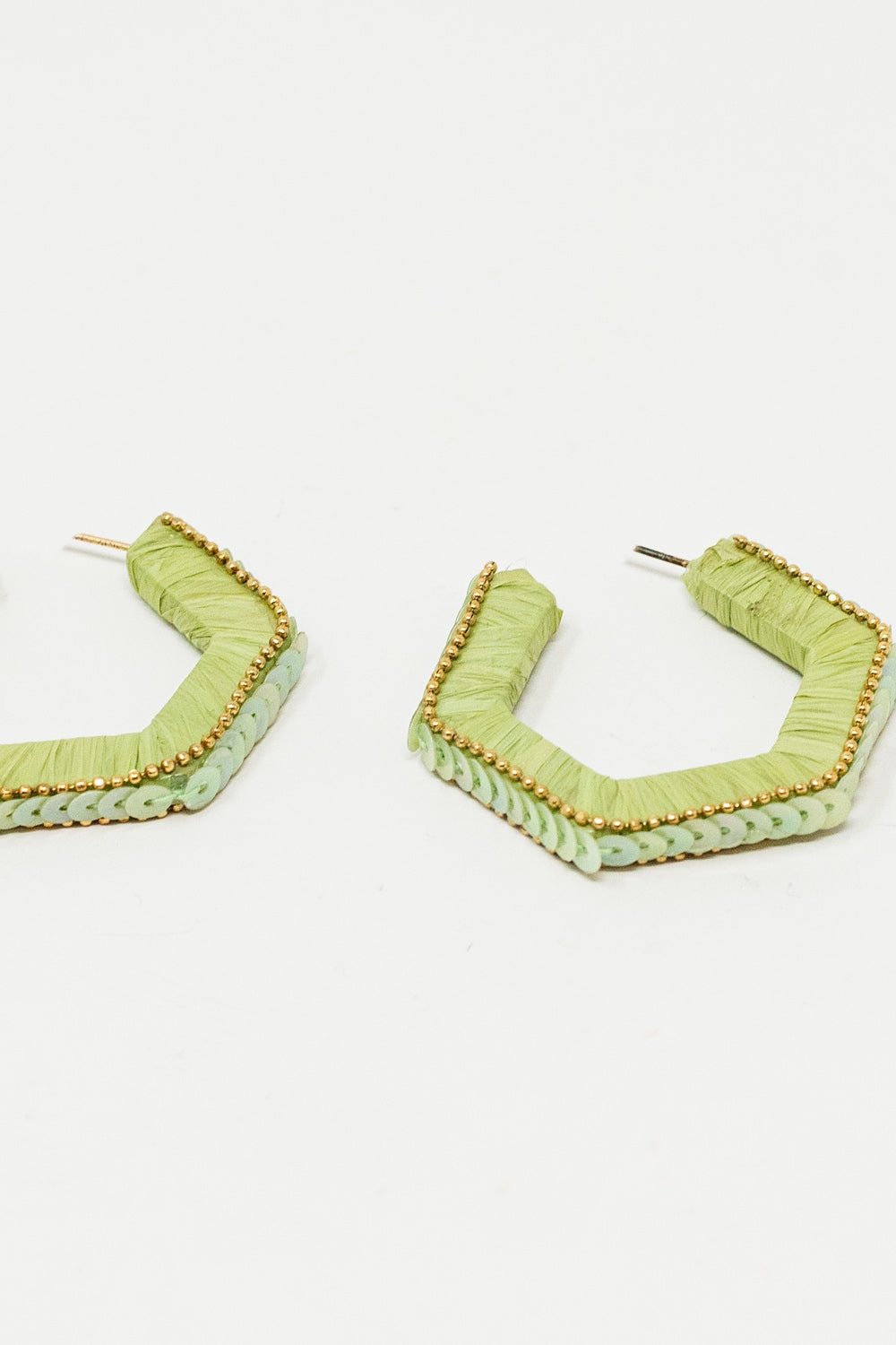 Boucles d'oreilles hexagonales vertes avec perles dorées et paillettes