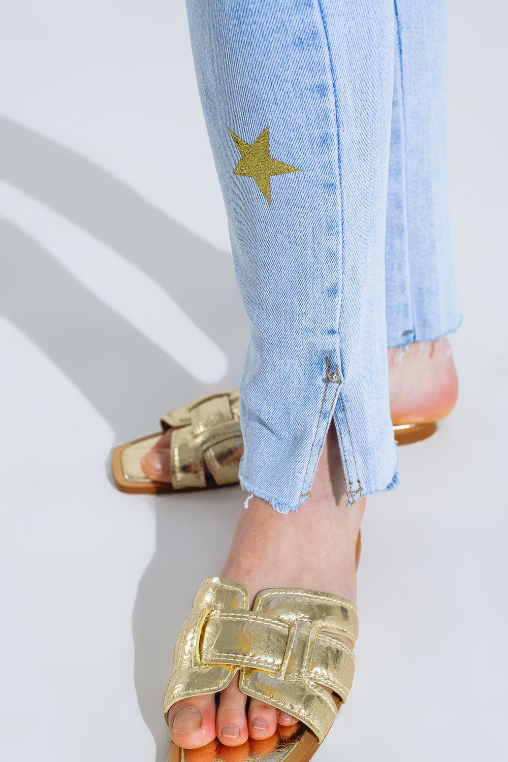 Jean skinny délavé avec étoiles sur les jambes