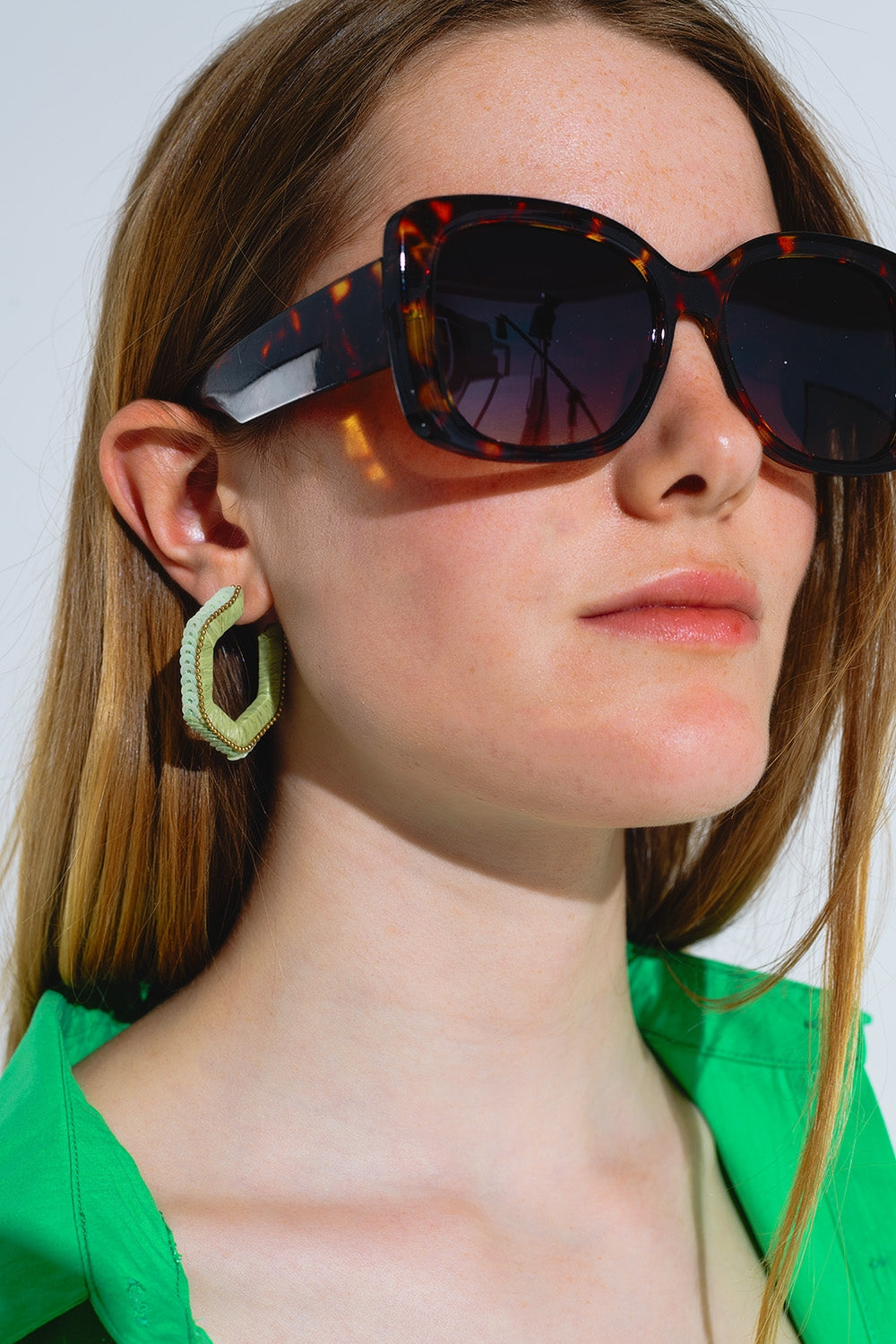 Boucles d'oreilles hexagonales vertes avec perles dorées et paillettes