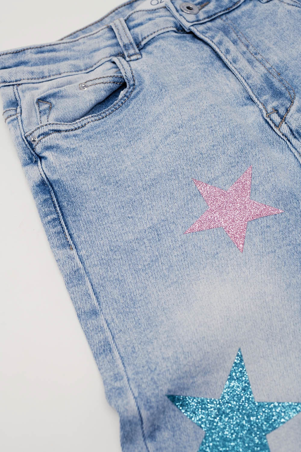 Jean skinny délavé avec étoiles sur les jambes