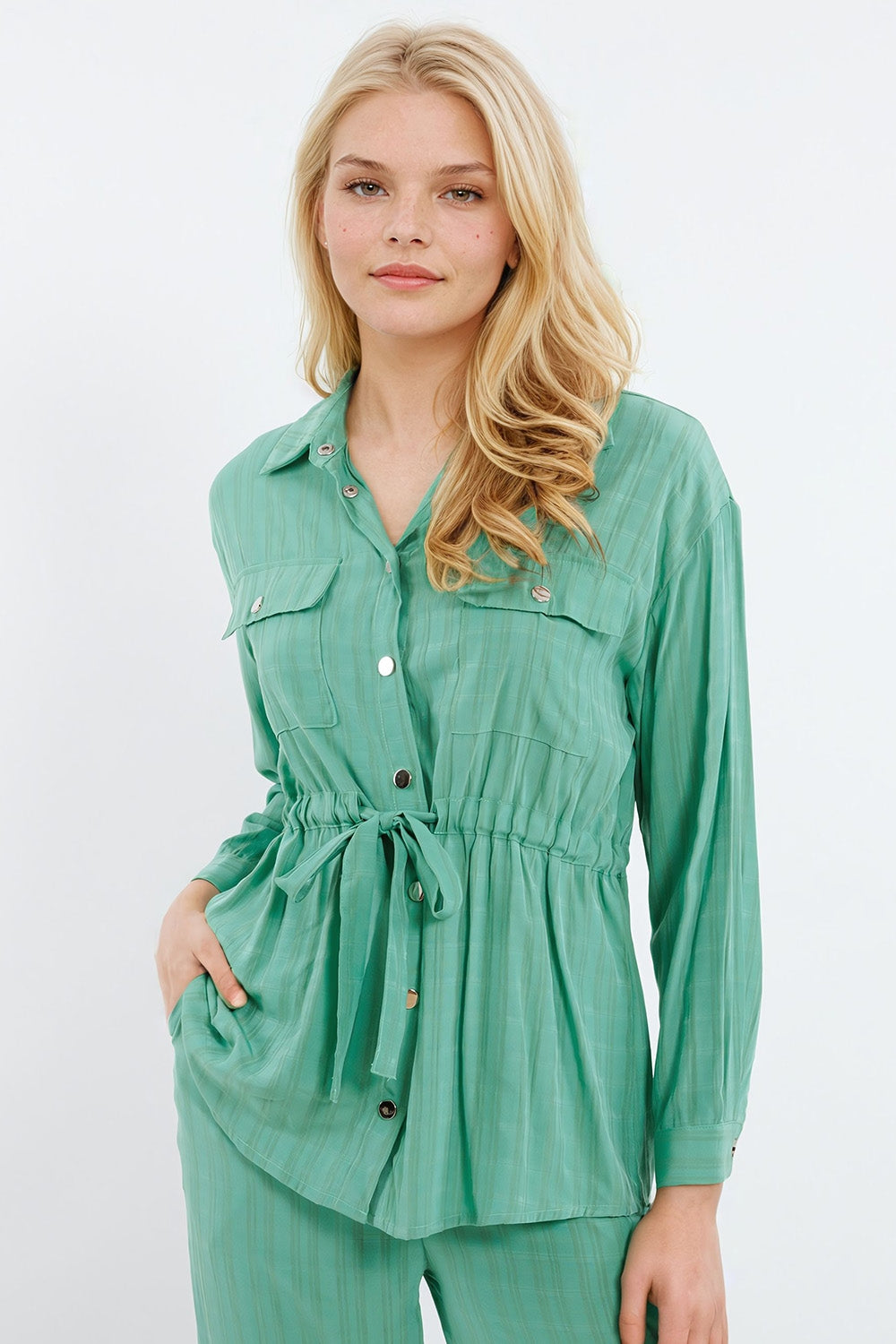 Chemise à taille nouée et à manches longues en vert