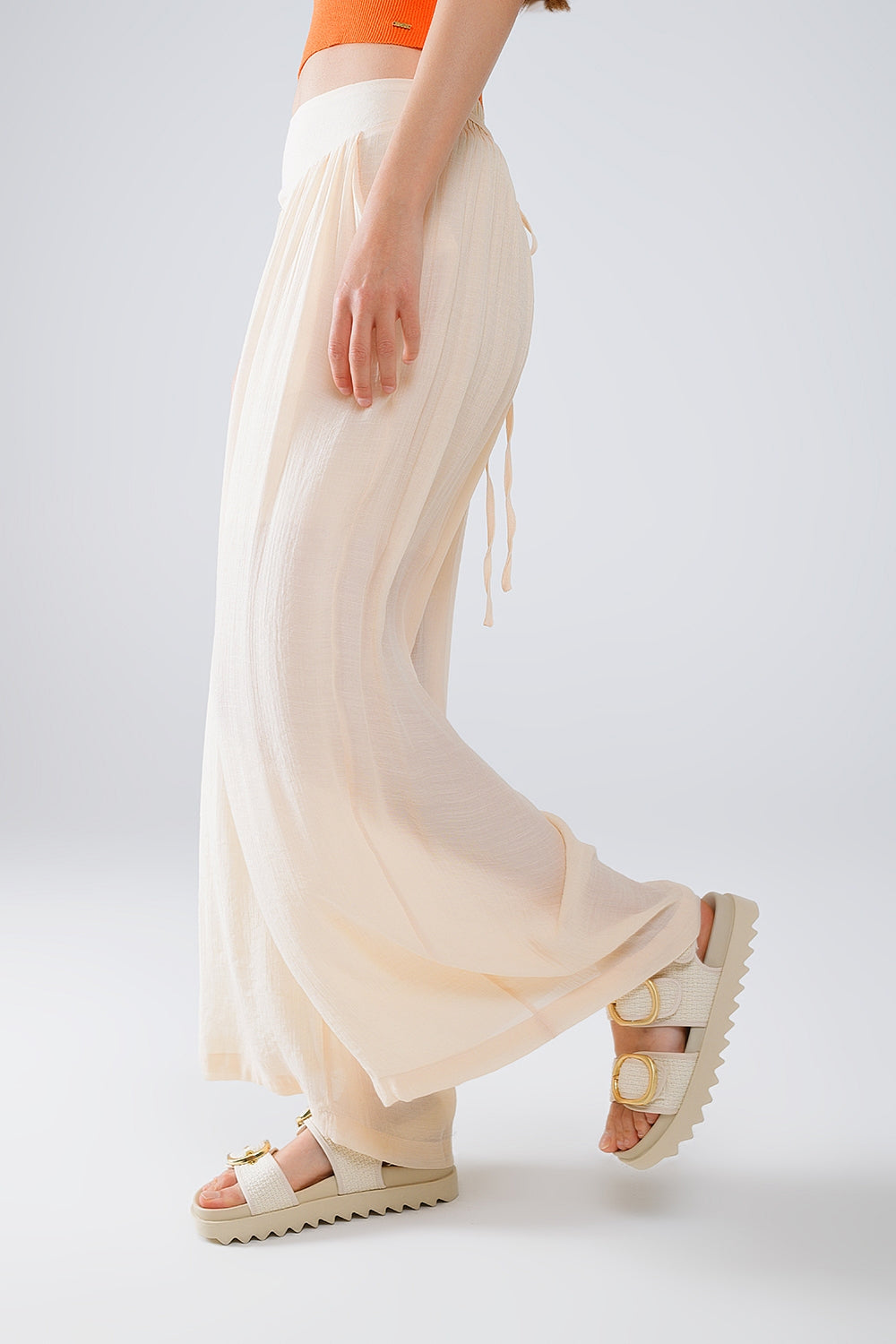 Pantalon de style palazzo beige avec poches latérales et bande de taille épaisse