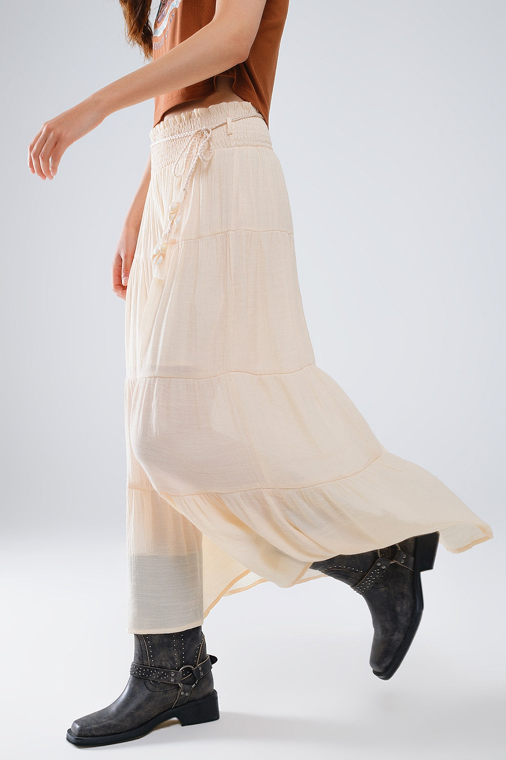 Jupe longue à pinces en beige avec taille élastique et détails en coquillage