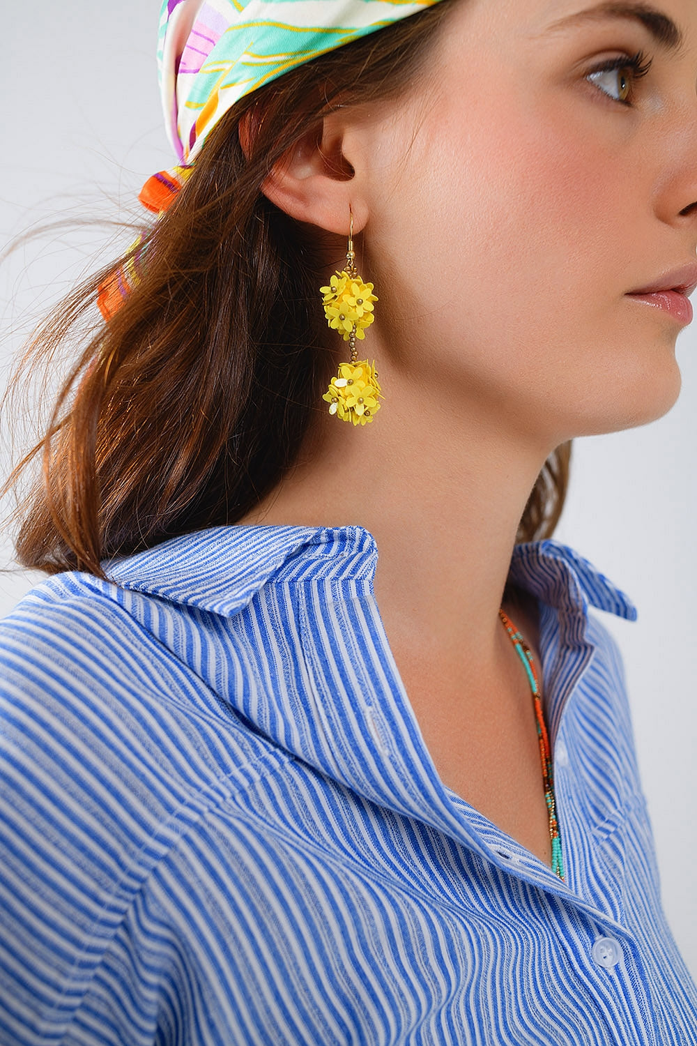 Boucles d'oreilles avec fleurs tombantes et marguerites jaunes