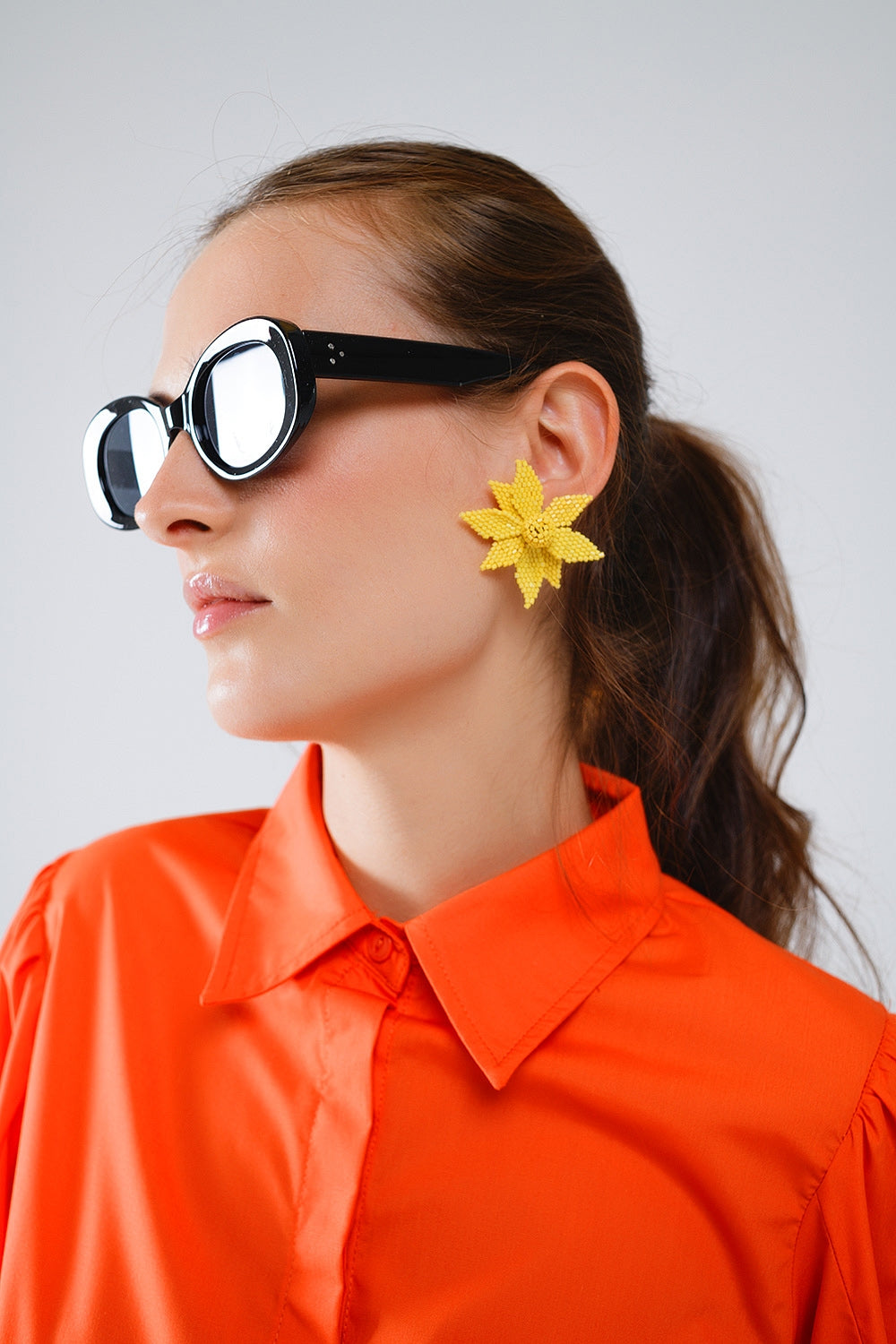 Boucles d'oreilles brodées de fleurs 3D en jaune