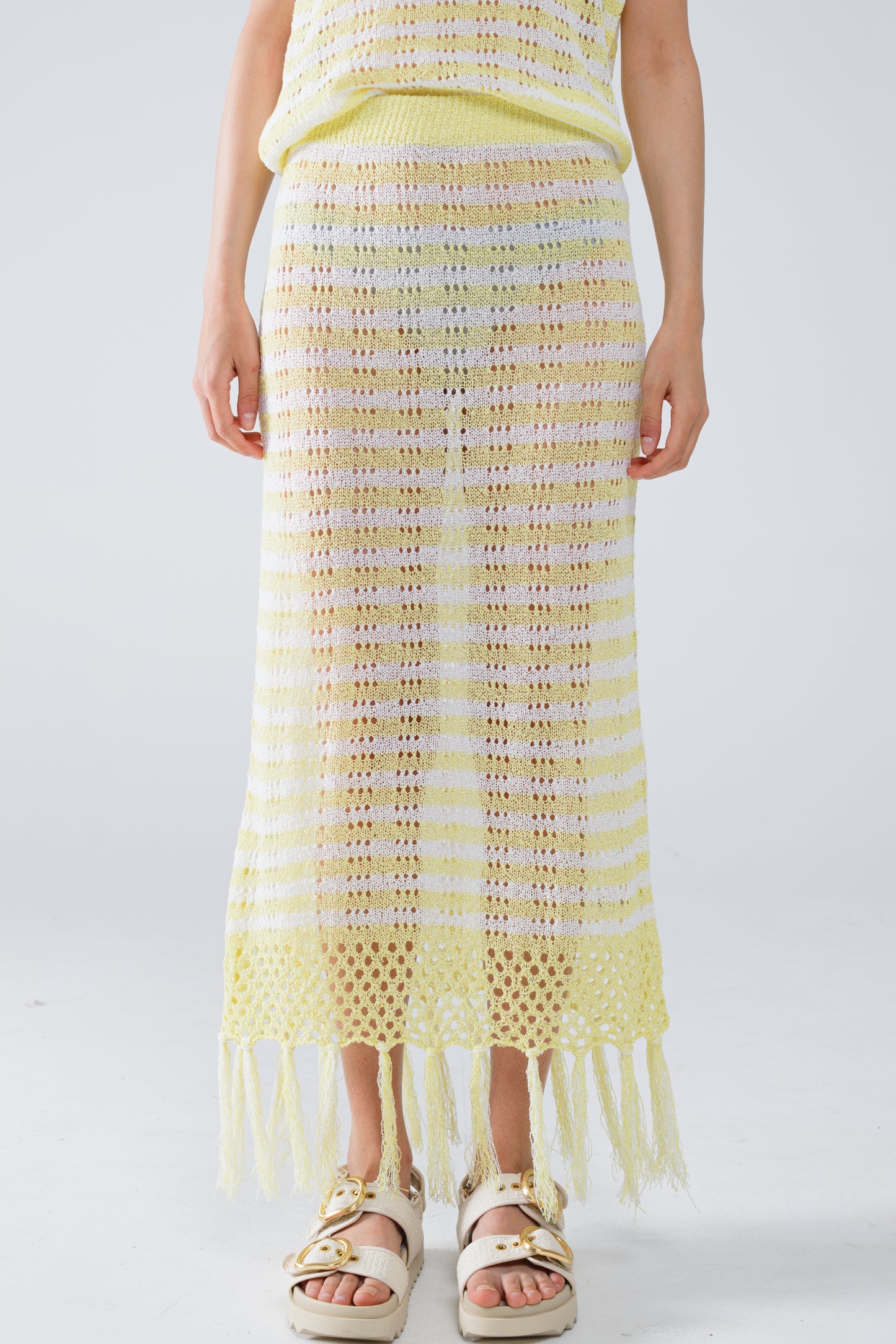 Jupe midi en crochet blanche à rayures jaunes et ourlet à franges